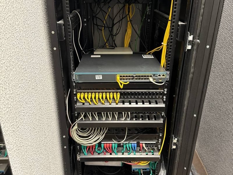 Комутація мережевого обладнання в шафі на об'єкті ITCORE